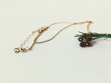 Load image into Gallery viewer, garnet gold flower necklace